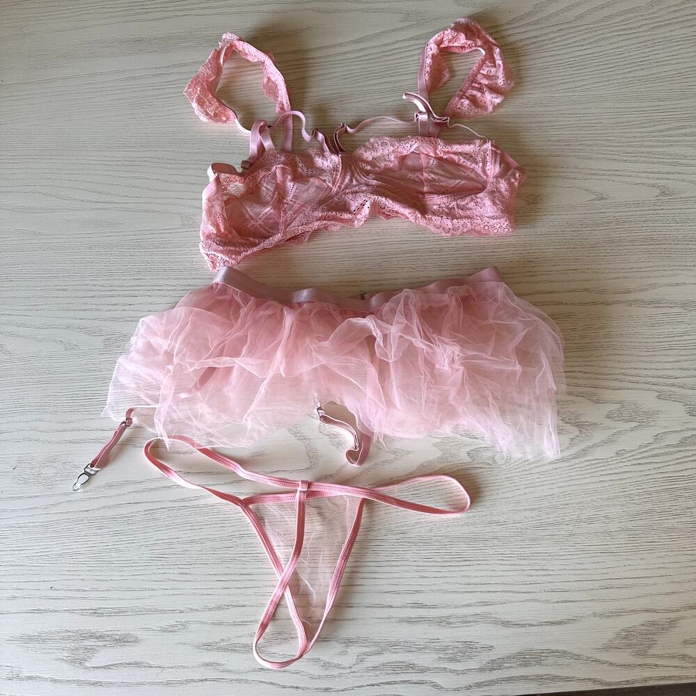 BRAND NEW Pink Lace and Tulle Lingerie Bra Thong Set Size Medium